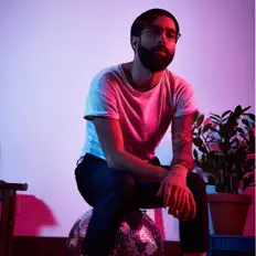 聆聽 Gymnase、觀看音樂影片、閱讀小傳、查看巡演日期等！