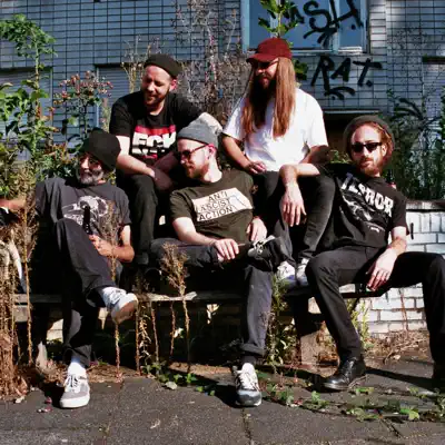 Listen to Ein Punk Band, watch music videos, read bio, see tour dates & more!