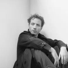 Ascolta Declan O'Donovan, guarda video musicali, leggi la biografia, vedi le date del tour & altro!