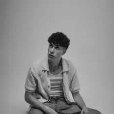 聆聽 Statale、觀看音樂影片、閱讀小傳、查看巡演日期等！