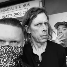 聆聽 Pee Wee Manson、觀看音樂影片、閱讀小傳、查看巡演日期等！