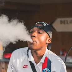 聆聽 dyraan、觀看音樂影片、閱讀小傳、查看巡演日期等！