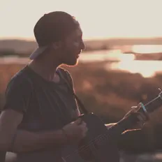 收听 MaxOwn、观看音乐视频、阅读小传、查看巡演日期等 ！