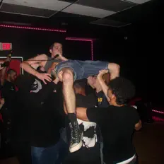 收听 akii.、观看音乐视频、阅读小传、查看巡演日期等 ！