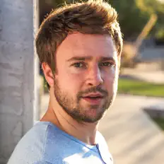 聆聽 Rayviss、觀看音樂影片、閱讀小傳、查看巡演日期等！