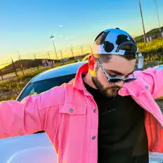 Hör dir Dan!el an, schau dir Musikvideos an, lies die Biografie, finde Tourdaten und mehr!