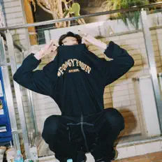 Ascolta lesta, guarda video musicali, leggi la biografia, vedi le date del tour & altro!