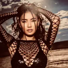 Escucha a Mira Li, mira vídeos musicales, lee la biografía, consulta fechas de giras y mucho más.