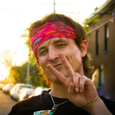 收听 Breezyz、观看音乐视频、阅读小传、查看巡演日期等 ！