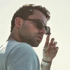 聆聽 WASHY、觀看音樂影片、閱讀小傳、查看巡演日期等！