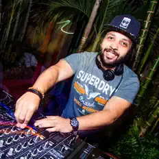 Ascolta Bruno Motta, guarda video musicali, leggi la biografia, vedi le date del tour & altro!