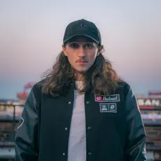 Escucha a K Ay, mira videos musicales, lee su biografía, consulta las fechas de las gira y más.