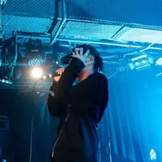 聆聽 young hello、觀看音樂影片、閱讀小傳、查看巡演日期等！