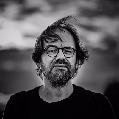 Listen to De Held, watch music videos, read bio, see tour dates & more!