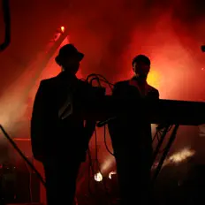 Écoutez Tonekroup, regardez des vidéoclips, lisez la biographie, consultez les dates de tournée et plus encore !