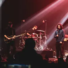 Escucha a Meshaï, mira videos musicales, lee su biografía, consulta las fechas de las gira y más.