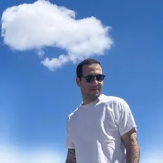 Luister naar LØC, bekijk muziekvideo's, lees de bio, bekijk de tourdata, en meer!