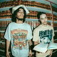 Essen dinle, müzik videolarını izle, biyografisini oku, tur tarihlerini ve daha fazlasını gör!