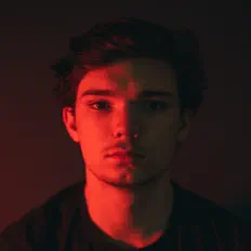 Poslechněte si interpreta Finnian Johnson, sledujte hudební videa, přečtěte si životopis, podívejte se na data turné a další informace.