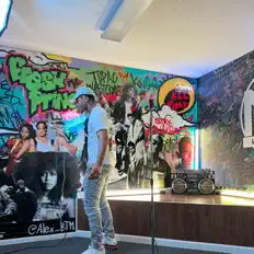 ABM Premeを聴いたり、ミュージックビデオを鑑賞したり、経歴やツアー日程などを確認したりしましょう！