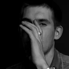 Zic Mを聴いたり、ミュージックビデオを鑑賞したり、経歴やツアー日程などを確認したりしましょう！