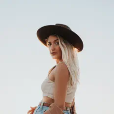 收听 Lola Kristine、观看音乐视频、阅读小传、查看巡演日期等 ！