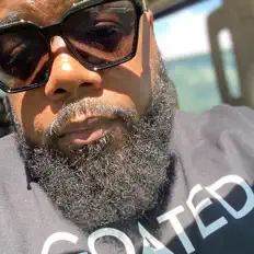 European Beasを聴いたり、ミュージックビデオを鑑賞したり、経歴やツアー日程などを確認したりしましょう！