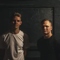 Chop & Finを聴いたり、ミュージックビデオを鑑賞したり、経歴やツアー日程などを確認したりしましょう！