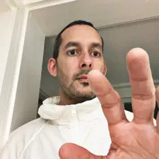 聆聽 DN RES、觀看音樂影片、閱讀小傳、查看巡演日期等！