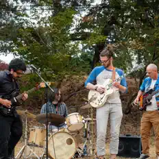 Posłuchaj wykonawcy Breezy the band, obejrzyj teledyski, przeczytaj biografię, zobacz daty tras koncertowych i nie tylko!