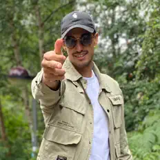 Hör dir Aïfa an, schau dir Musikvideos an, lies die Biografie, finde Tourdaten und mehr!