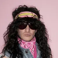 undefinedを聴いたり、ミュージックビデオを鑑賞したり、経歴やツアー日程などを確認したりしましょう！