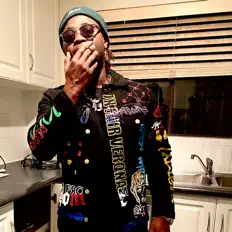 聆聽 4areason、觀看音樂影片、閱讀小傳、查看巡演日期等！