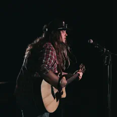 聆聽 Spencer Brunson、觀看音樂影片、閱讀小傳、查看巡演日期等！