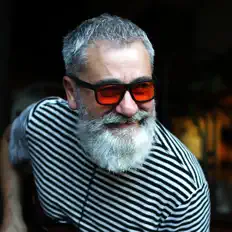 Ouve Rosario De Marco, vê vídeos de música, lê a biografia, vê as datas da digressão e muito mais!