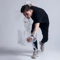 聆聽 undefined、觀看音樂影片、閱讀小傳、查看巡演日期等！