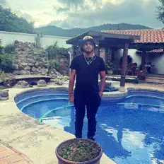 聆聽 BEA$TBOYY、觀看音樂影片、閱讀小傳、查看巡演日期等！