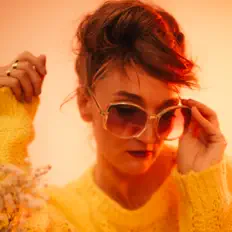聆聽 Emma Doo、觀看音樂影片、閱讀小傳、查看巡演日期等！