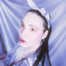 Dengarkan IzzI, tonton video musik, baca bio, lihat tanggal tur & lainnya!