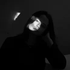 Elena Louvisを聴いたり、ミュージックビデオを鑑賞したり、経歴やツアー日程などを確認したりしましょう！