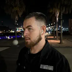 Hör dir Young Gatsby an, schau dir Musikvideos an, lies die Biografie, finde Tourdaten und mehr!