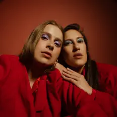 Hör dir Half Tangerine an, schau dir Musikvideos an, lies die Biografie, finde Tourdaten und mehr!