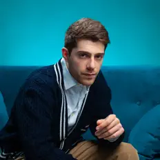 Poslechněte si interpreta Manfredi, sledujte hudební videa, přečtěte si životopis, podívejte se na data turné a další informace.