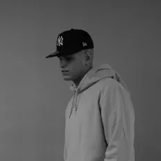 聆聽 Eli Brady、觀看音樂影片、閱讀小傳、查看巡演日期等！