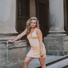 Ακούστε περιεχόμενο από Emily Curtis, παρακολουθήστε μουσικά βίντεο, διαβάστε το βιογραφικό, δείτε ημερομηνίες περιοδείας, και πολλά ακόμη!