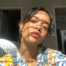 Poslechněte si interpreta Randi, sledujte hudební videa, přečtěte si životopis, podívejte se na data turné a další informace.