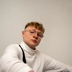 Romka dinle, müzik videolarını izle, biyografisini oku, tur tarihlerini ve daha fazlasını gör!