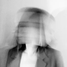 LNを聴いたり、ミュージックビデオを鑑賞したり、経歴やツアー日程などを確認したりしましょう！