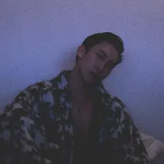 聆聽 CROW aka imilkgoats、觀看音樂影片、閱讀小傳、查看巡演日期等！