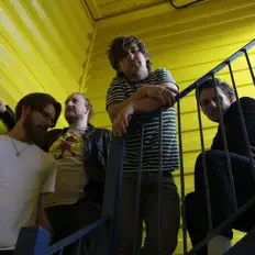 Poslechněte si interpreta Mellor, sledujte hudební videa, přečtěte si životopis, podívejte se na data turné a další informace.